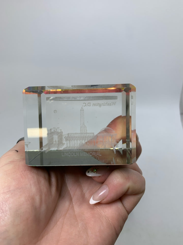 IN BOX WASHINGTON DC MONUMENTS 3D LASER ETCHED HOLOGRAPHIC CRYSTAL PAPERWEIGHT.