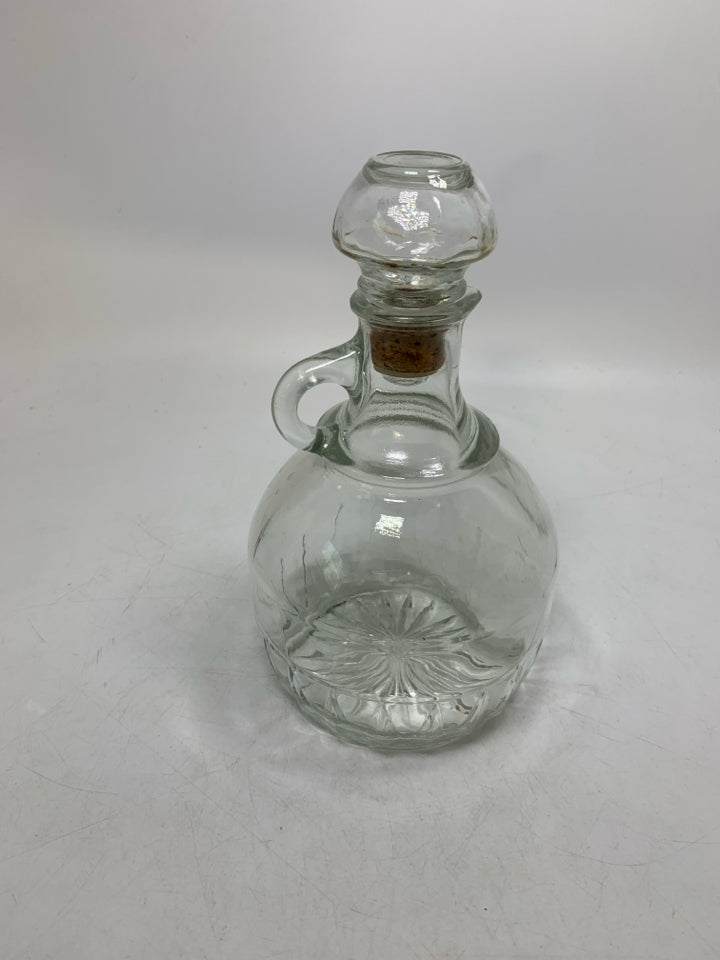 CLEAR GLASS DECANTER SMALL HANDLE.