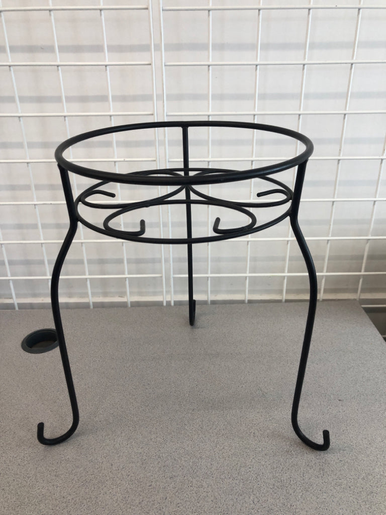 SHORT METAL PLANT STAND.
