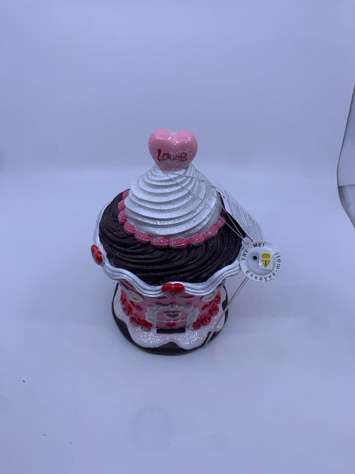 VALENTINES DAY LIGHT UP CUPCAKE HOUSE DECOR.