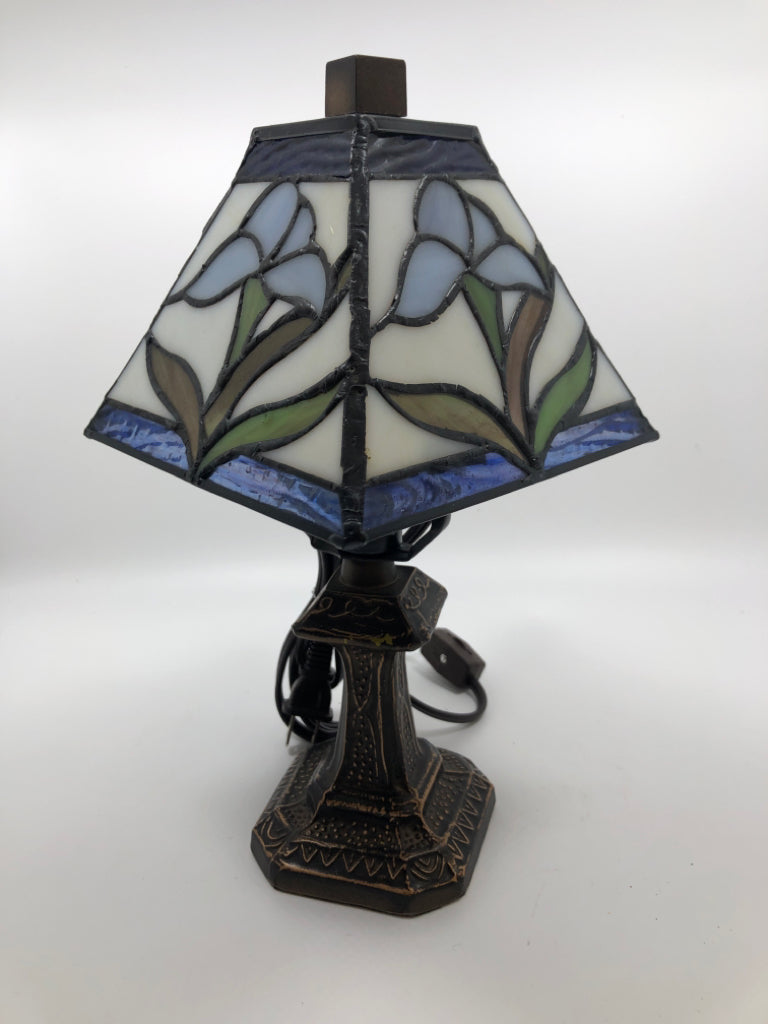 STAINED GLASS FLORAL LAMP W/DISTRESSED METAL BASE.