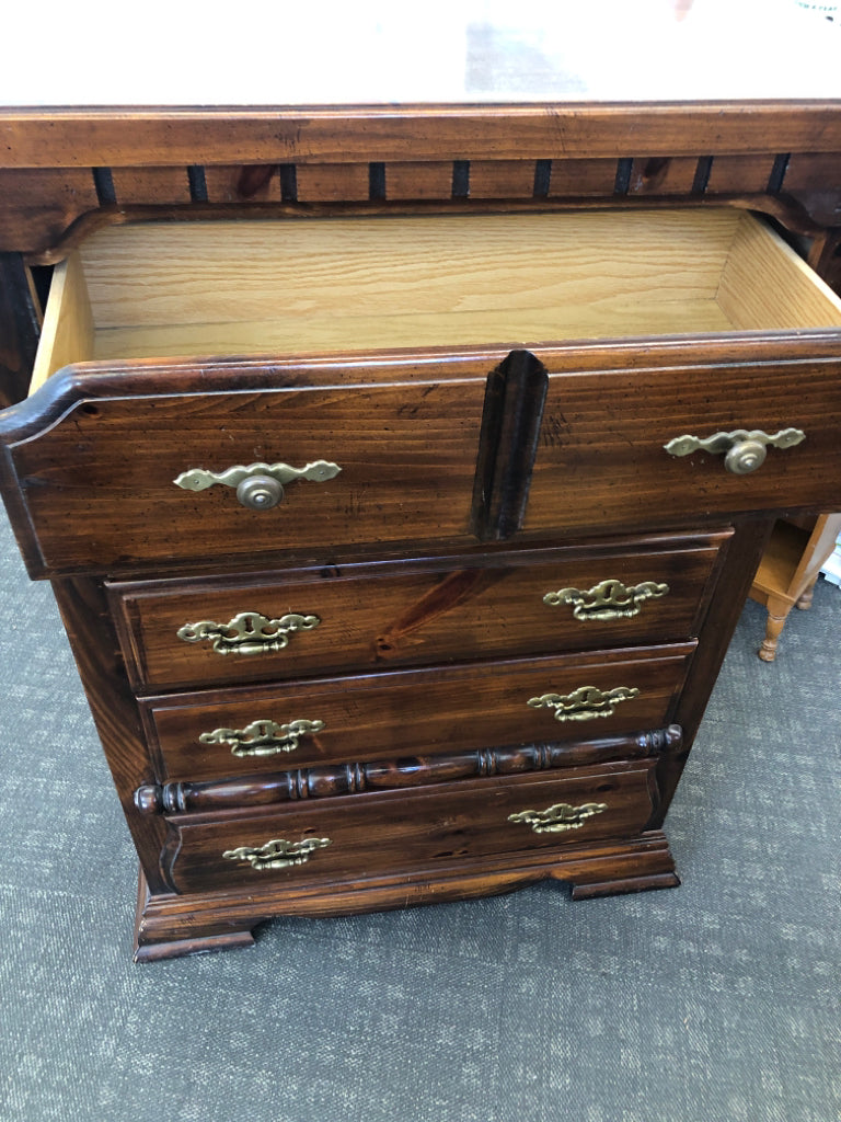 DARK WOOD VTG 5 DRAWER DRESSER.