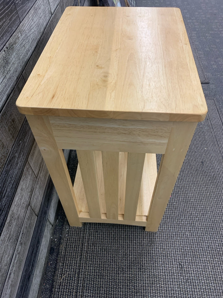 BLONDE WOOD END TABLE W/DRAWER.