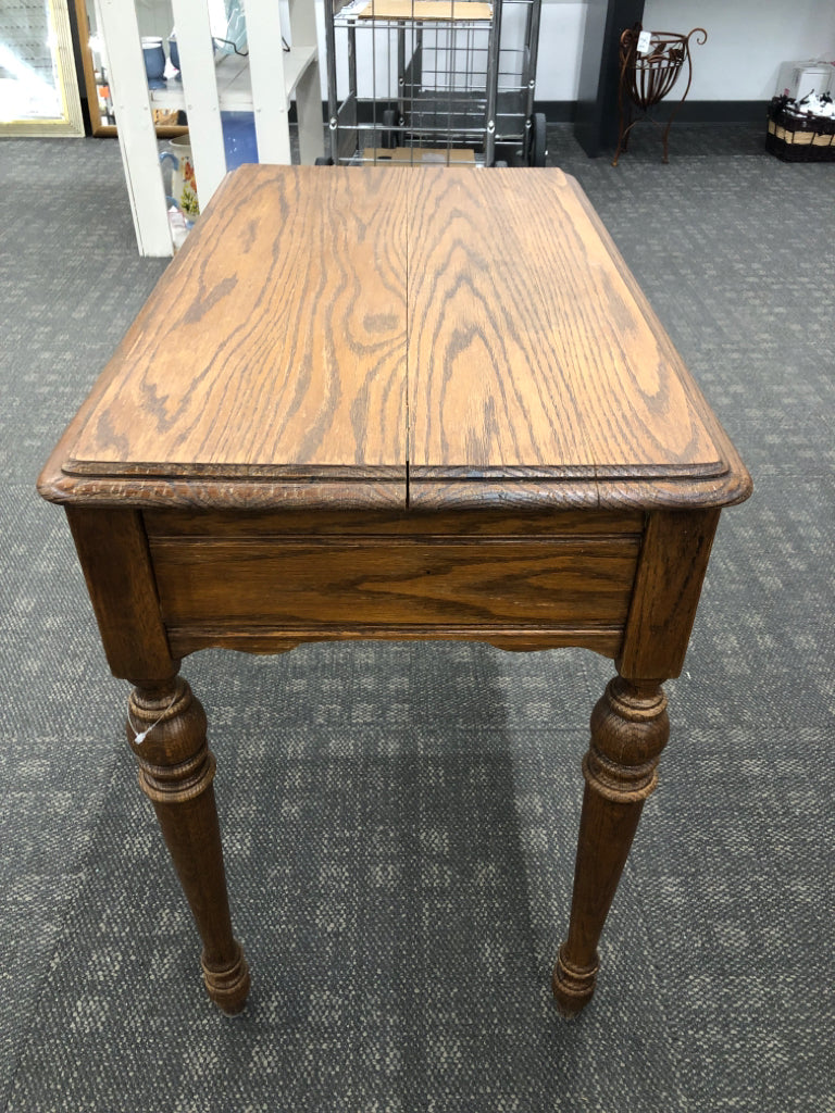 WOOD RECTANGLE TABLE W/ SPINDLE LEGS.