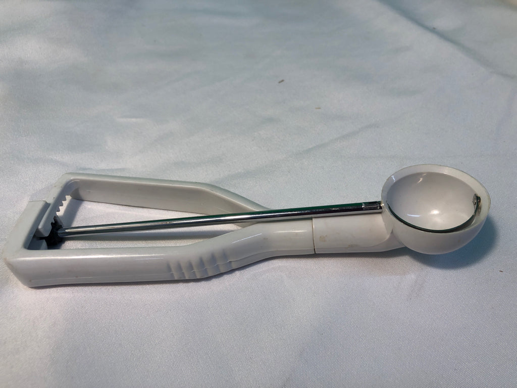 WHITE PLASTIC COOKIE SCOOP.