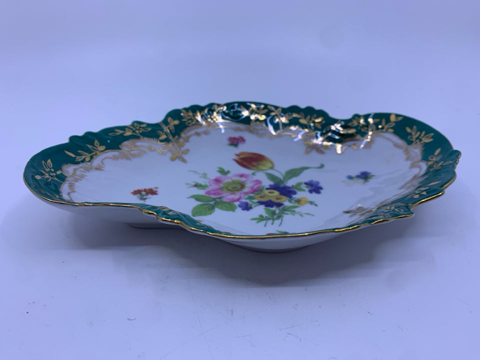 WAVY SHAPE DISH GREEN RIM FLOWER BOUQUET IN CENTER.