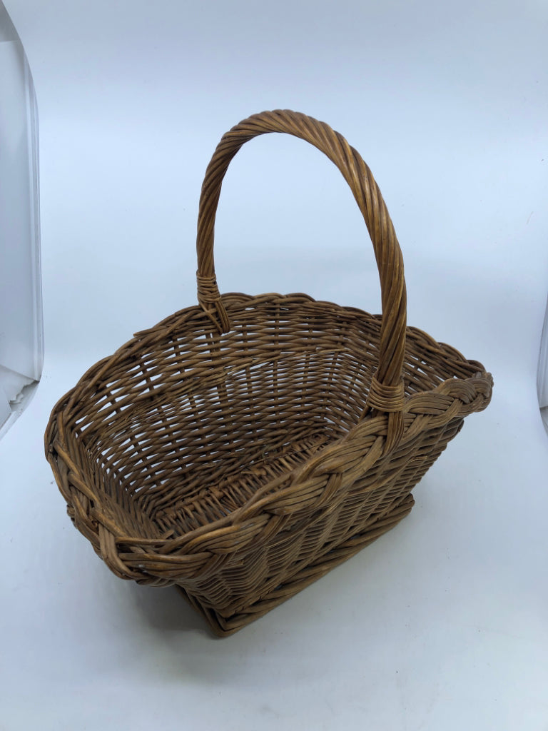 RECTANGLE BRAIDED WICKER BASKET WITH HANDLE.