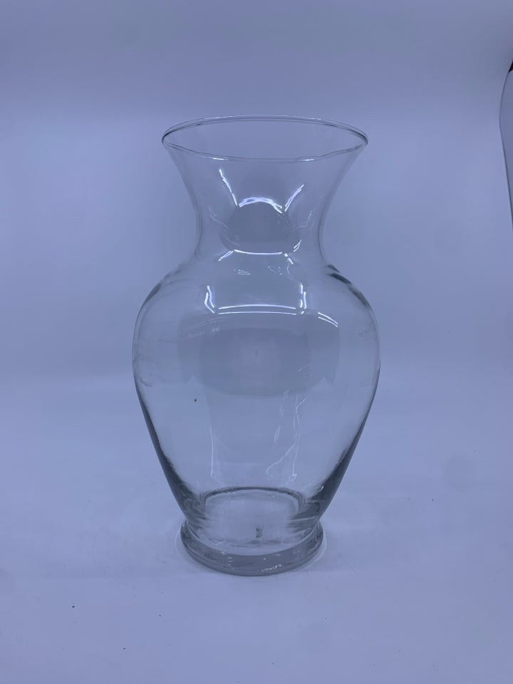 CLEAR GLASS FLARED TOP VASE.