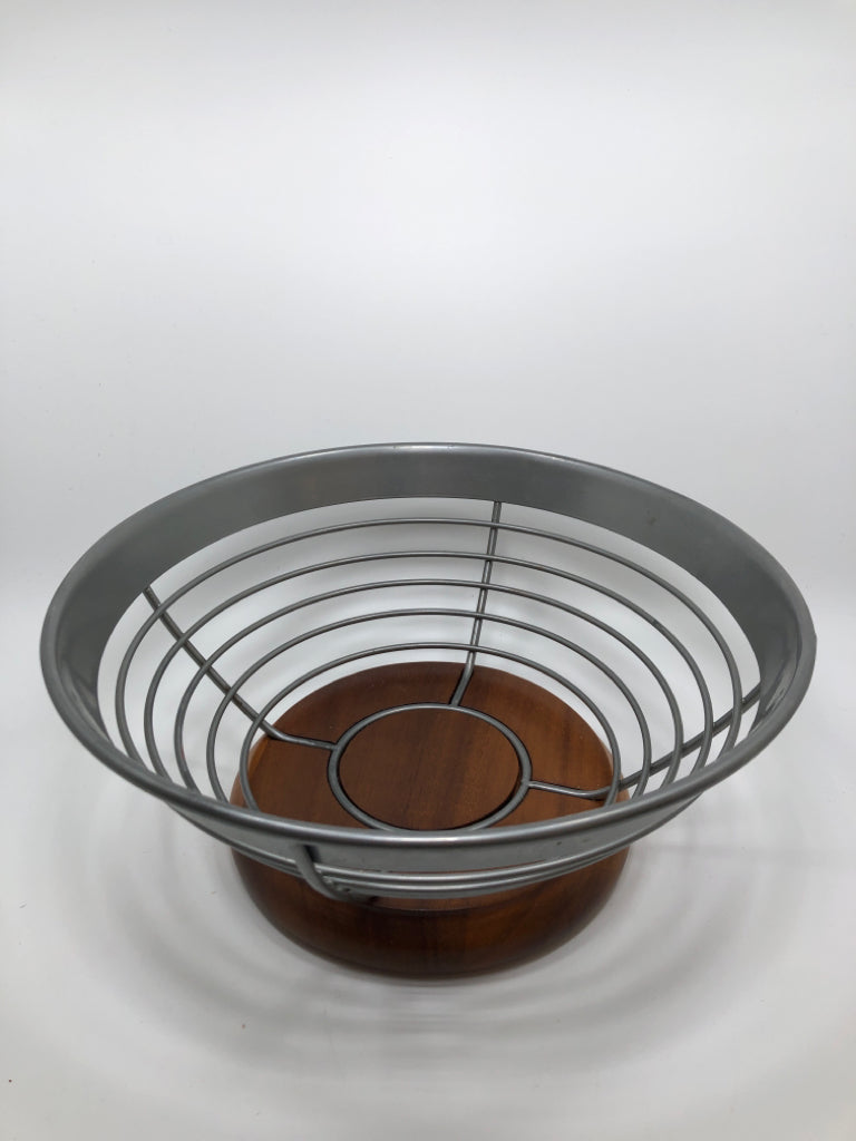 METAL/WOOD FRUIT BOWL.