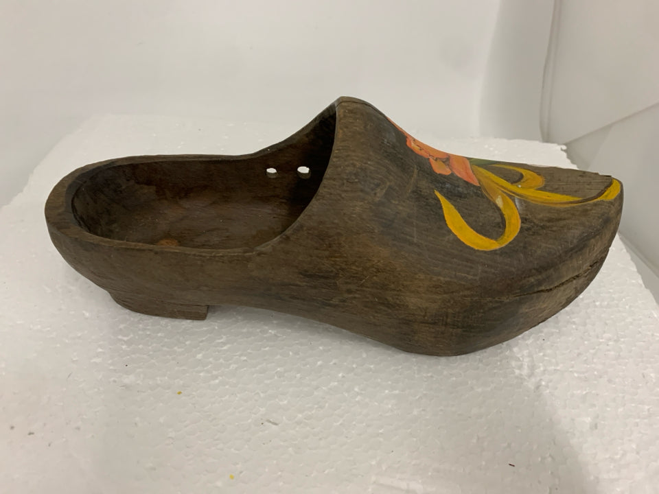 VTG DARK BROWN WOOD CLOG PAINTED FLOWER DECOR.
