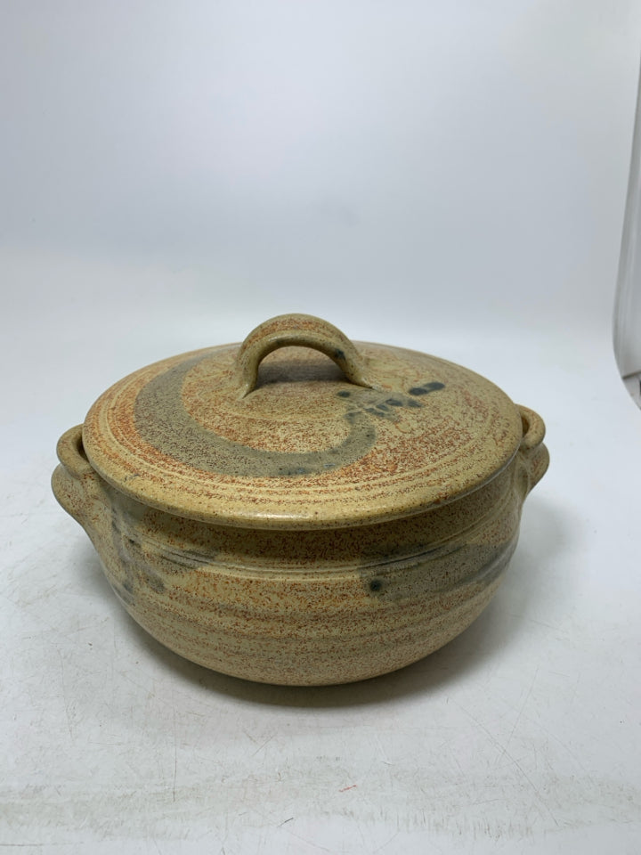 RIBBED SPECKLED COVERED POTTERY SERVING BOWL W/ HANDLES.