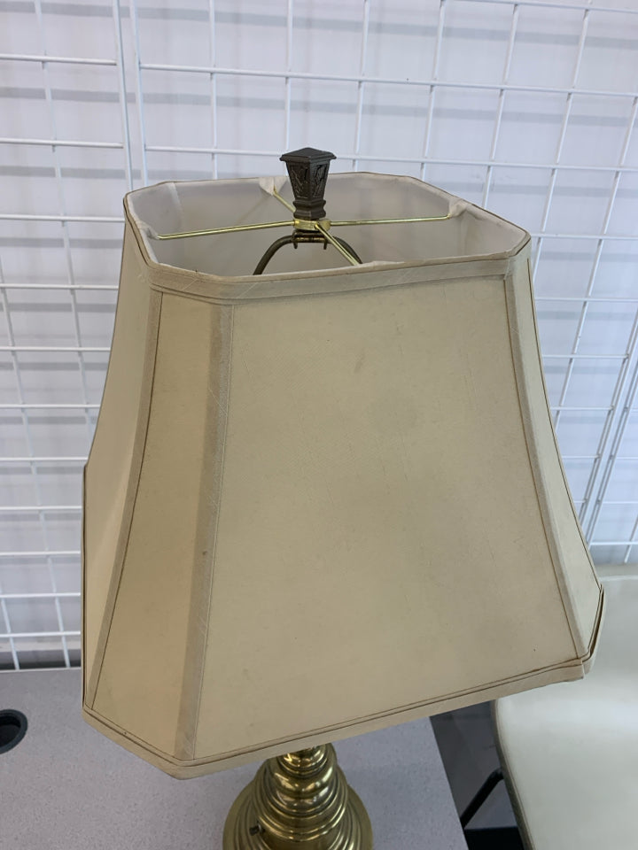 HEAVY GOLD BASE LAMP W/TAN SHADE.
