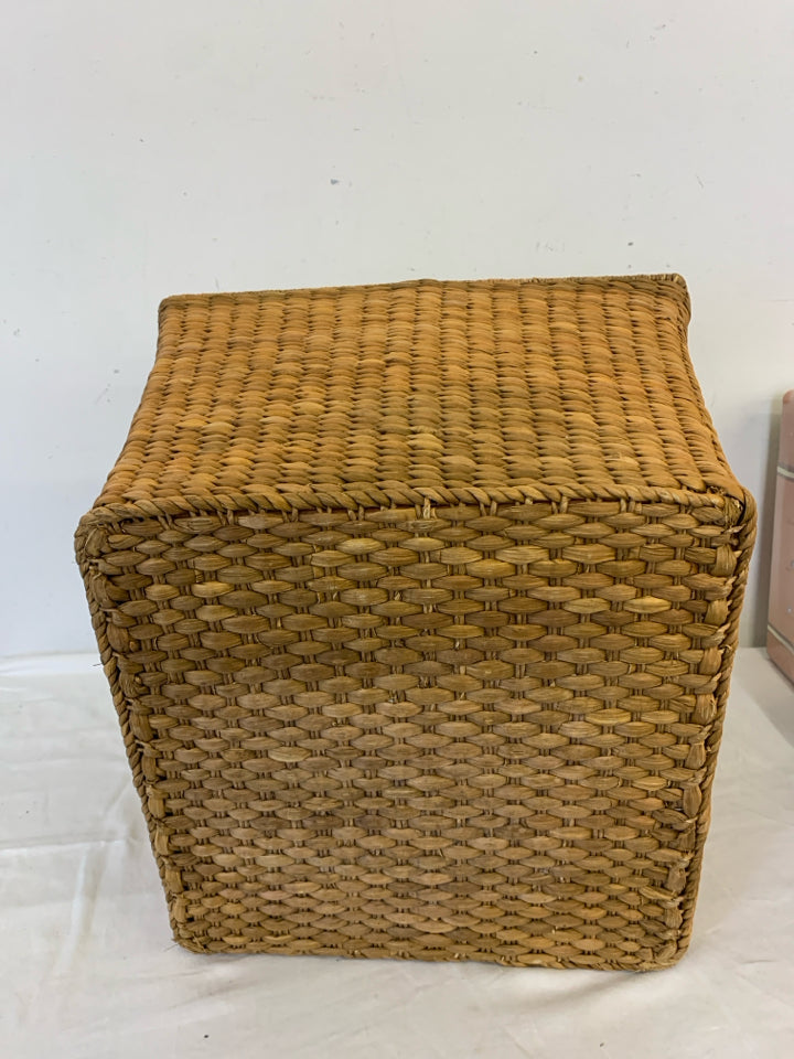 SQUARE BASKET W HANDLE.