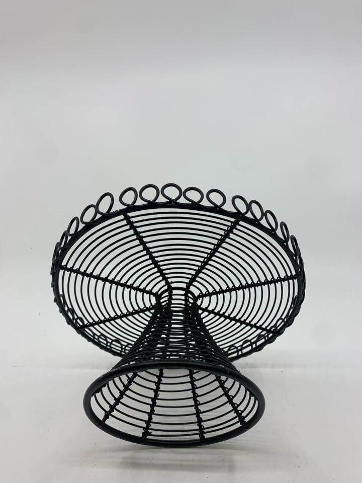 BLACK METAL WIRE CAKE STAND.