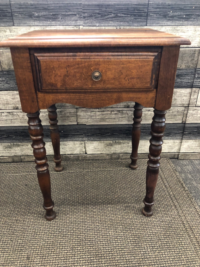 VTG MAPLE WOOD SIDE TABLE WITH DRAWER.