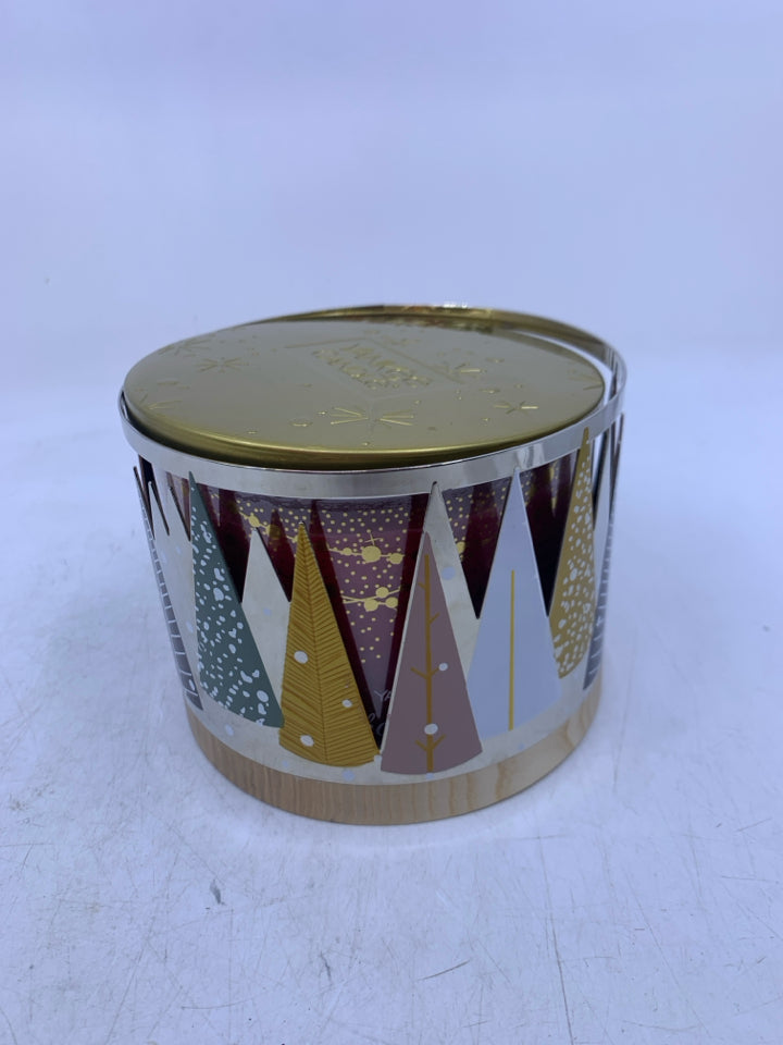 YANKEE CANDLE HOLIDAY CHEER W/ CANDLE HOLDER.