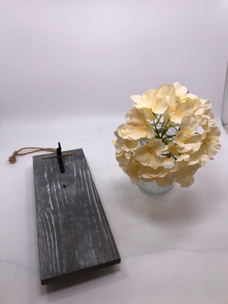HANGING MASON JAR VASE W/FLORALS & GRAY WOOD BACK.