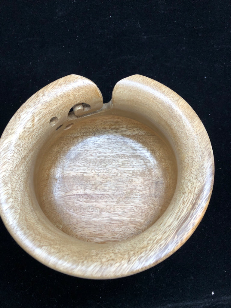 WOODEN YARN BOWL - SUSAN BATES.