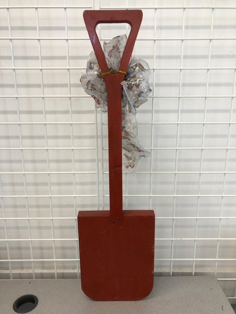 VTG PAINTED WOOD SHOVEL W/ CHRISTMAS SCENE.