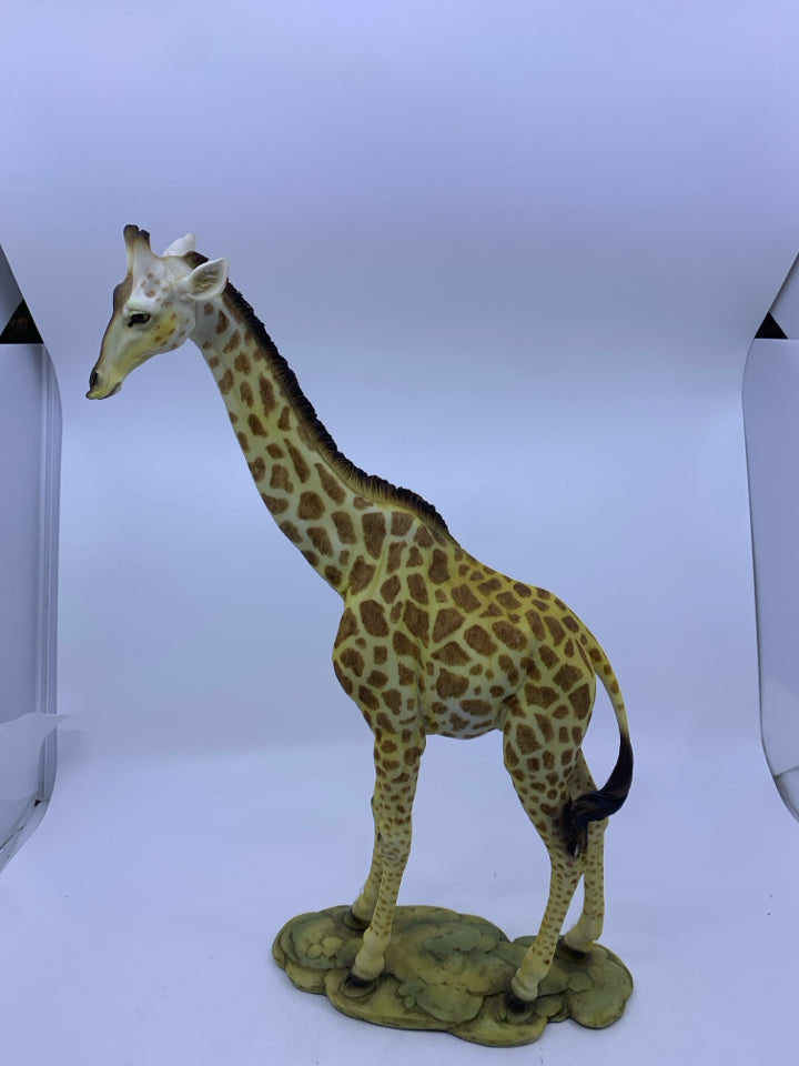 STANDING GIRAFFE STATUE.