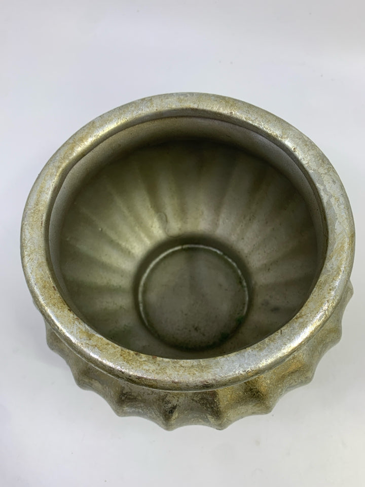 GOLDEN FOOTED PLANTER.