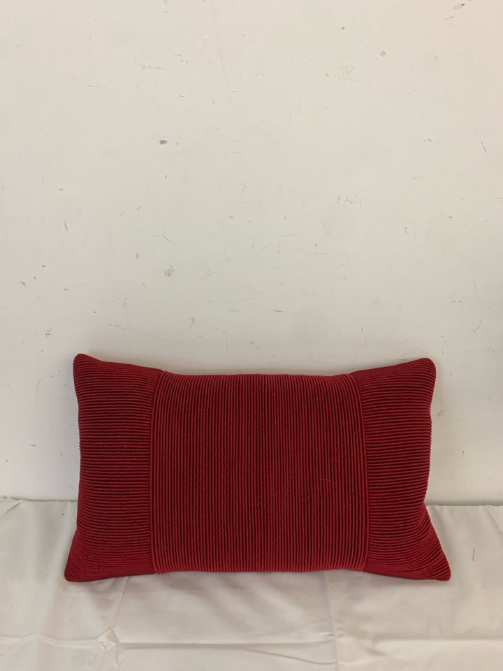 RED RECTANGLE RIBBED PILLOW.