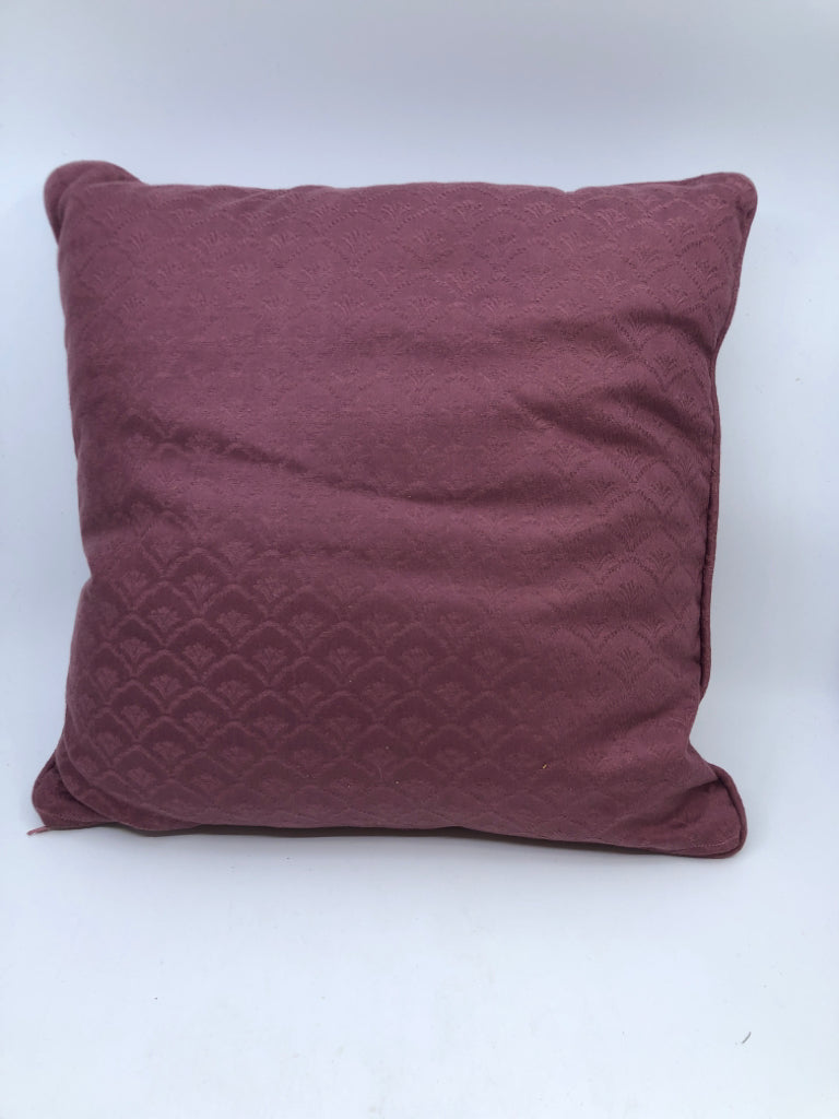 RED SQUARE PILLOW.