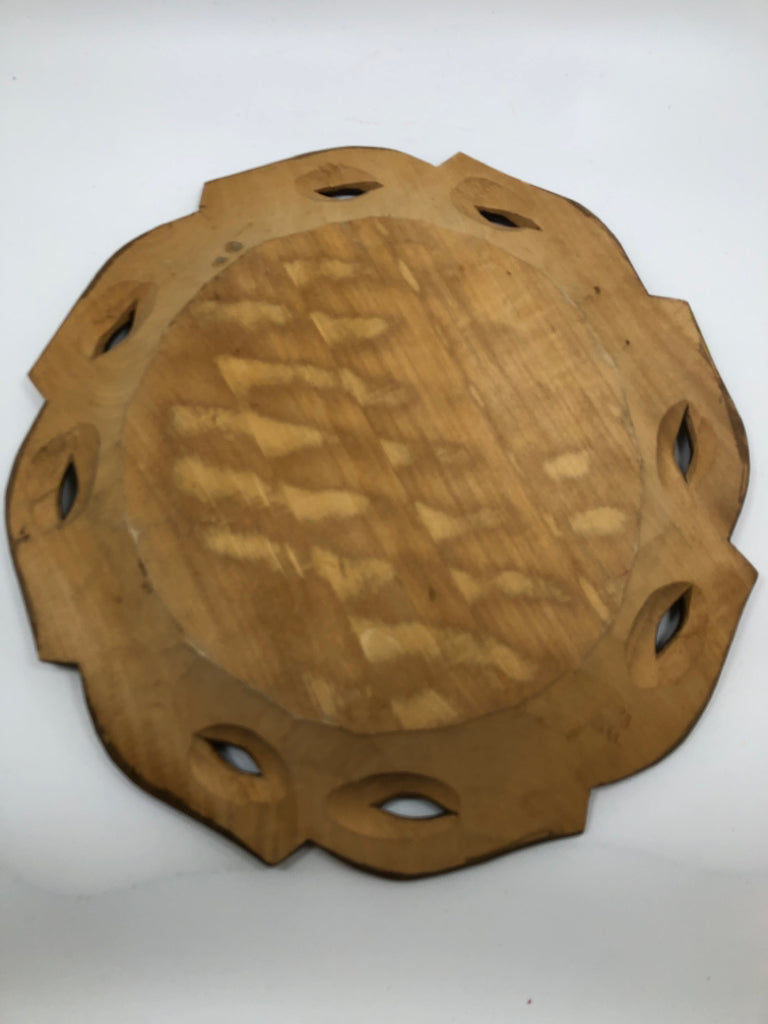 CARVED LEAVES SHALLOW BOWL.