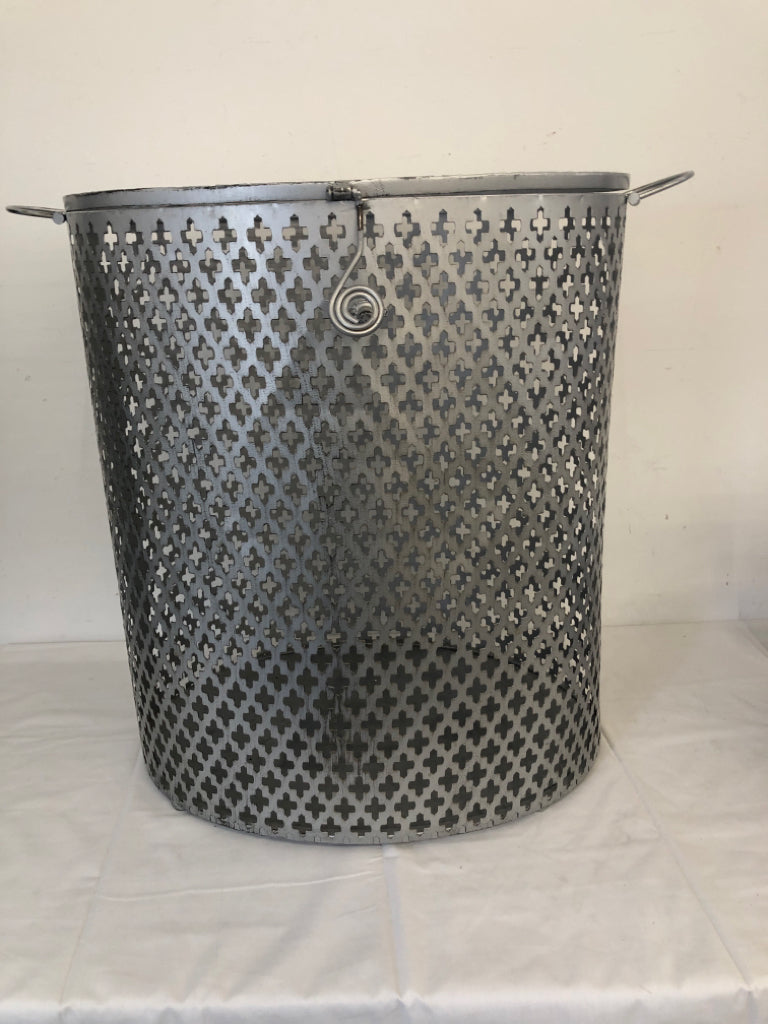 SILVER METAL HAMPER W/LID.