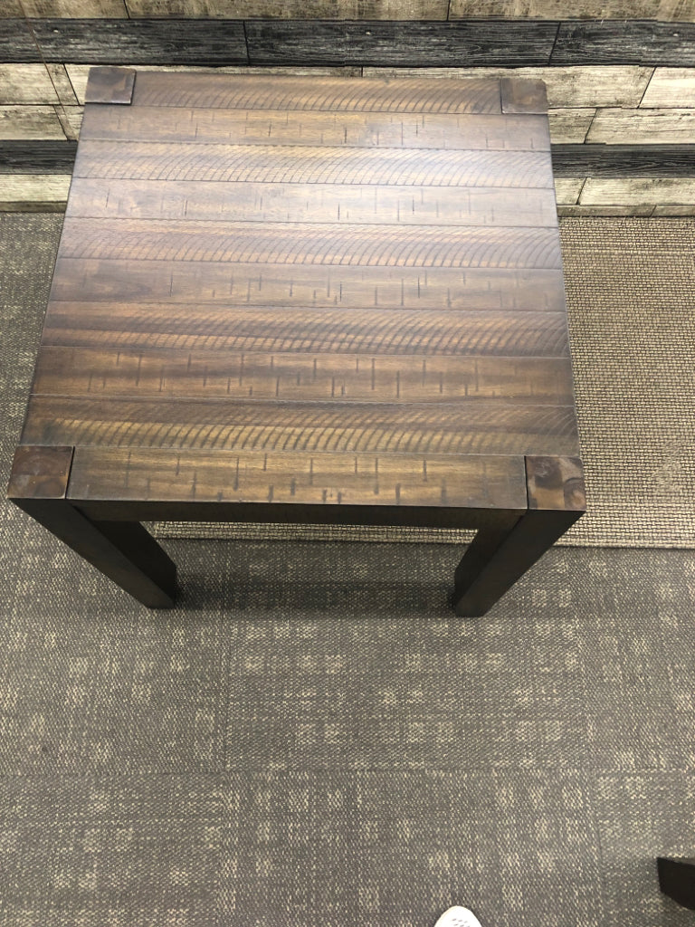 DARK BROWN WOOD SLAT STYLE END TABLE.