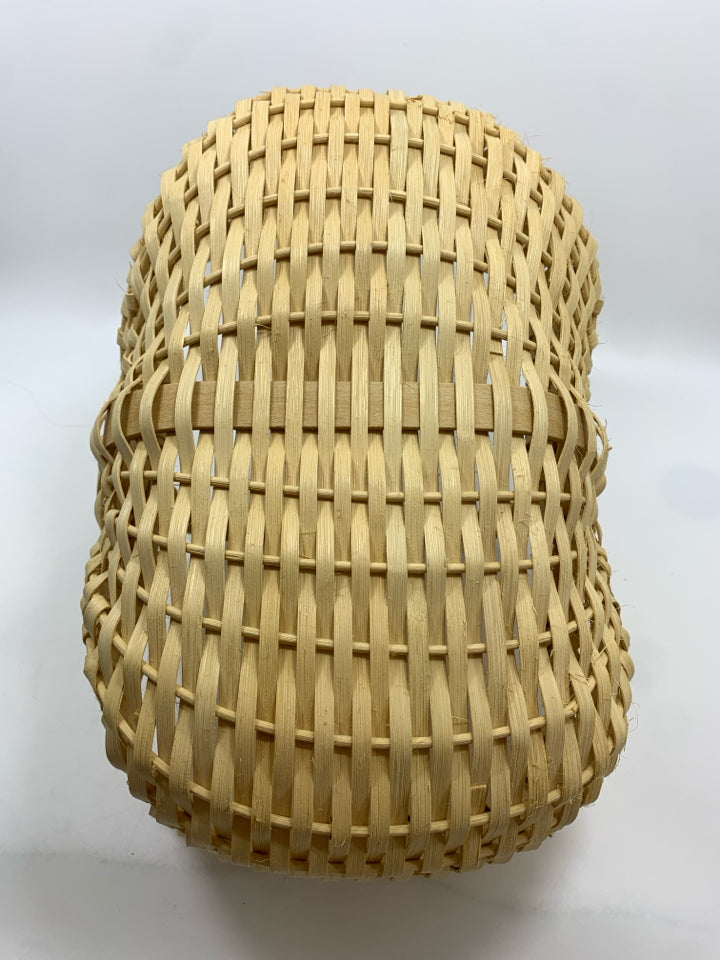 LIGHT WICKER RECTANGLE BASKET W/HANDLE.