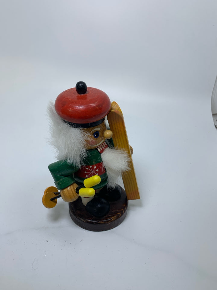 SHORT NUTCRACKER W/ SKIS.