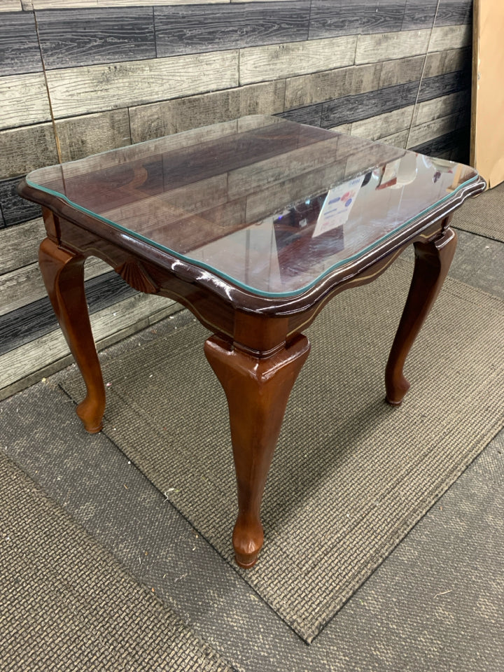 GLOSSY DRK END TABLE.