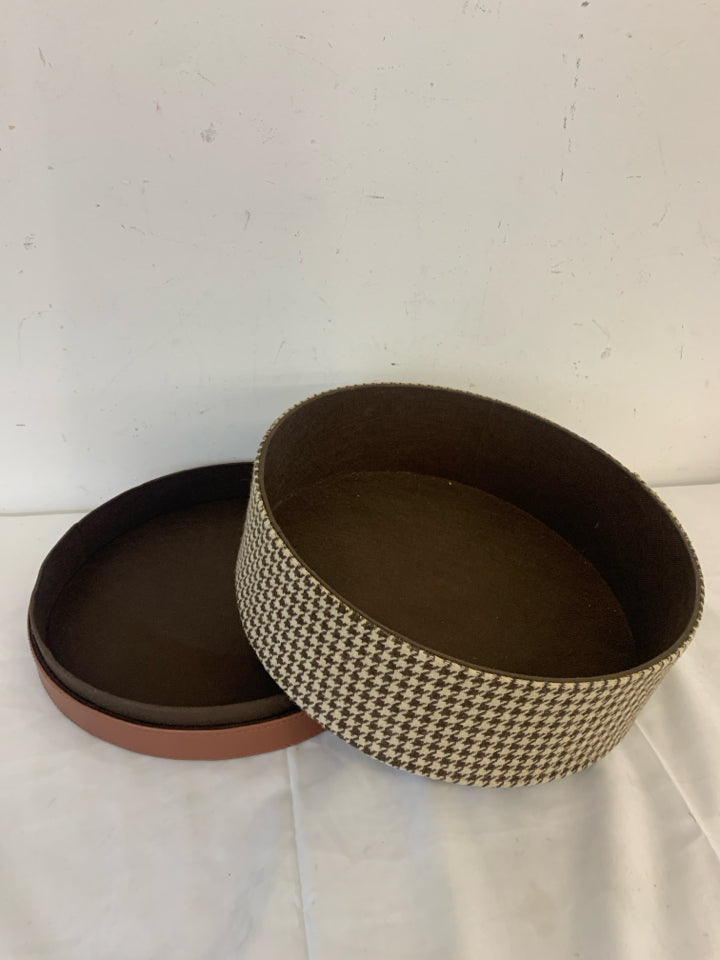 3 FABRIC NESTING HAT BOXES.