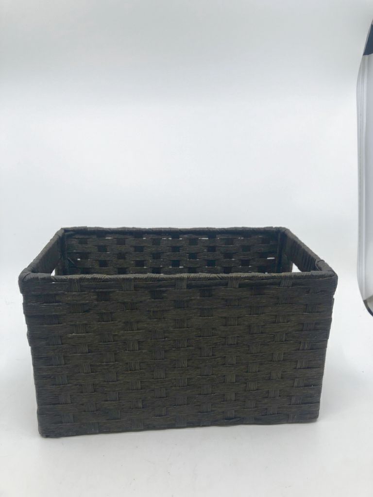 DARK WOVEN RECTANGLE BASKET.