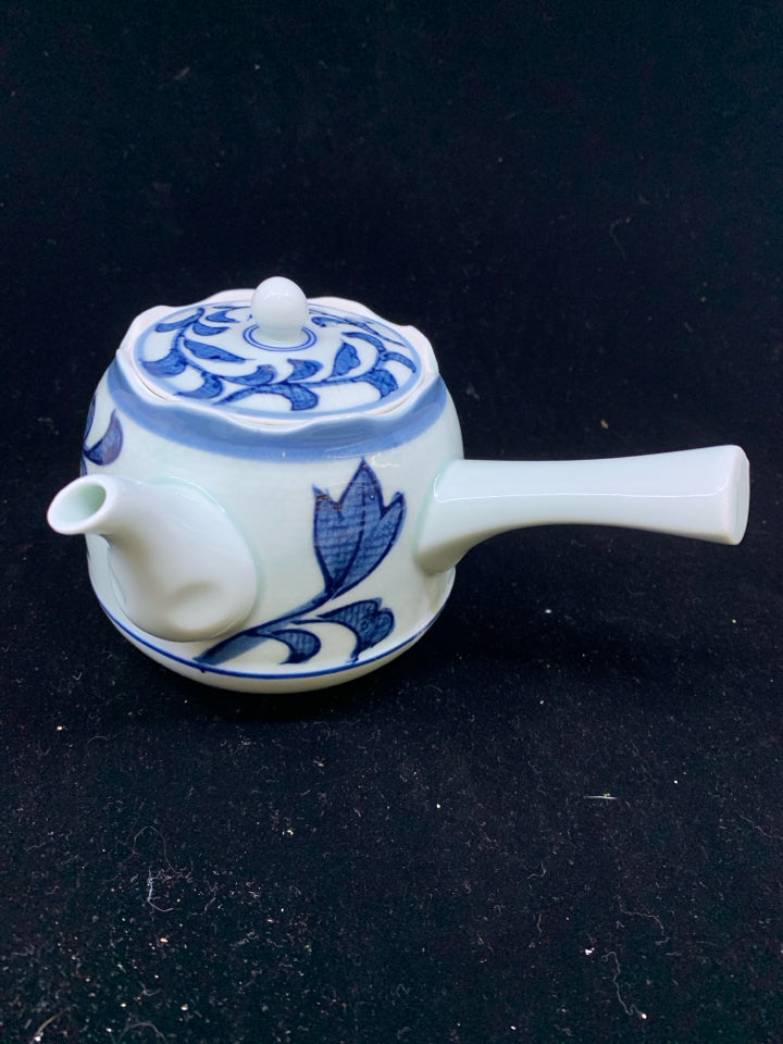 5 PC WHITE BLUE DESIGN JAPANESE TEAPOT WITH HANDLE AND CUPS.