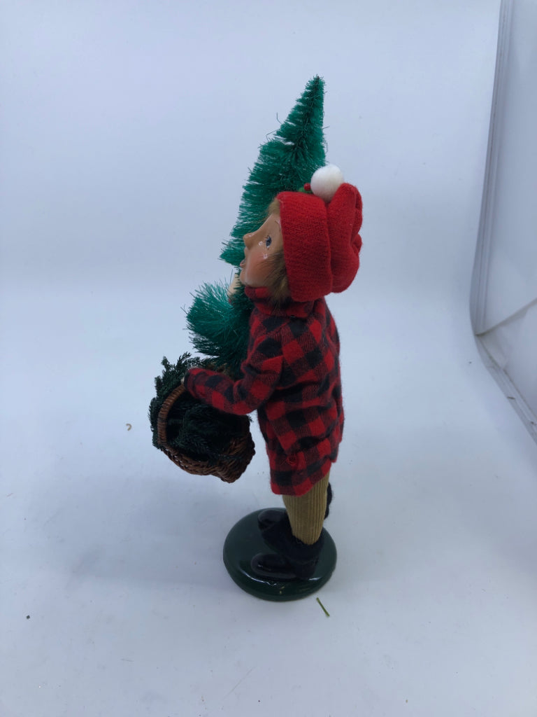 1992 BYERS' CHOICE CAROLER LITTLE BOY W TREE IN PLAID COAT.