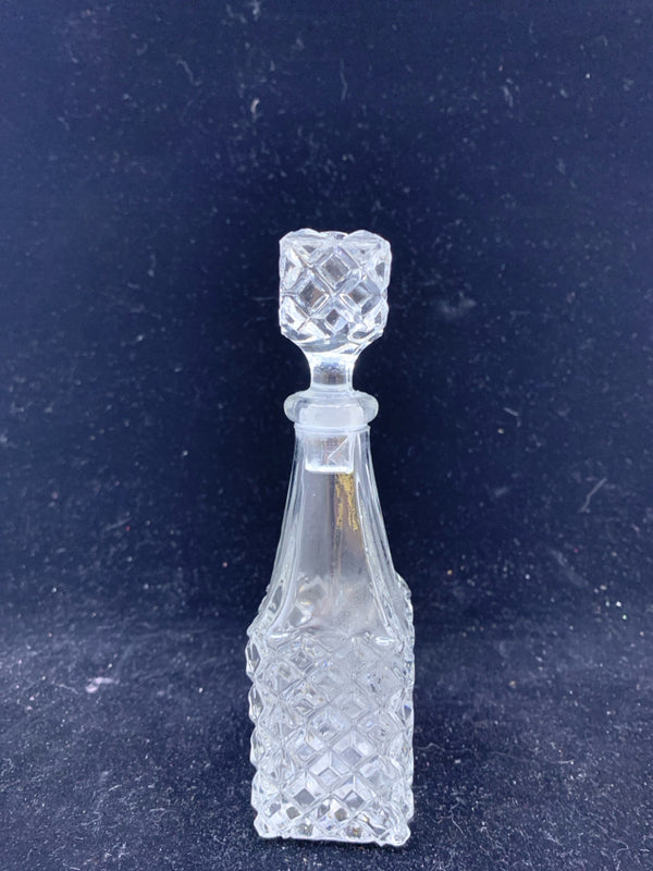 SMALL DECANTER WITH SQUARE LID.