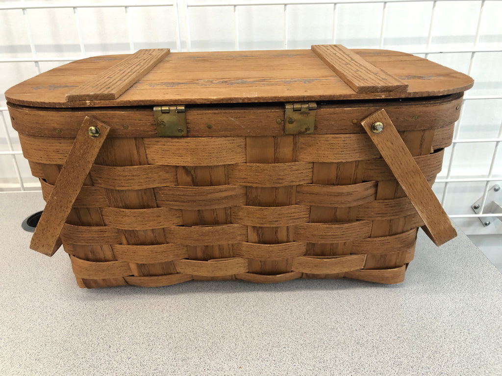 FLIP TOP PICNIC BASKET W/BLUE PAINTED LEAVES.