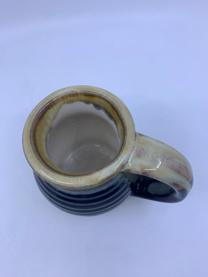BLUE OMBRE RIBBED MUG.