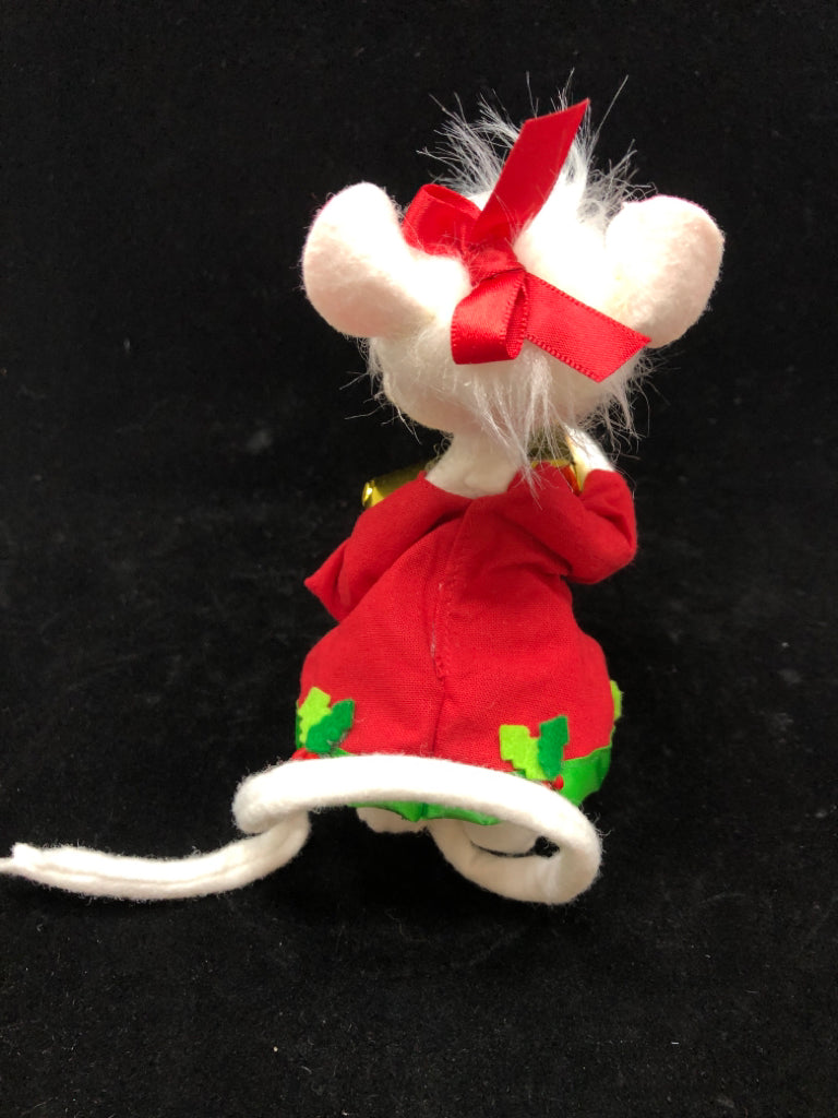 ANNALEE WHITE MOUSE GIRL HOLDING PRESENT 2015.