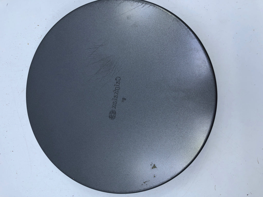 ROUND METAL CAKE PAN.