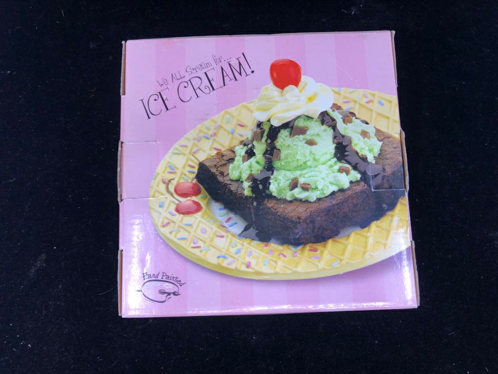 4 NIB ONEIDA ICE CREAM PLATES.