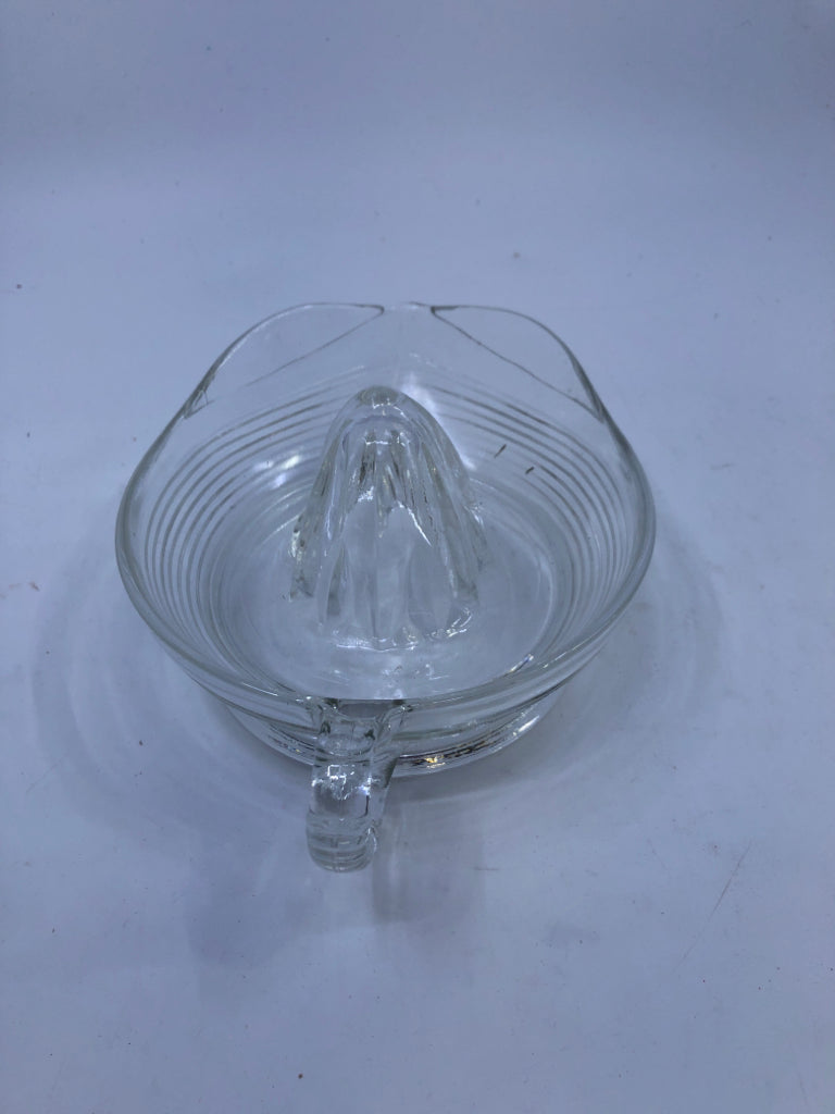VTG CLEAR GLASS JUICER W HANDLE.