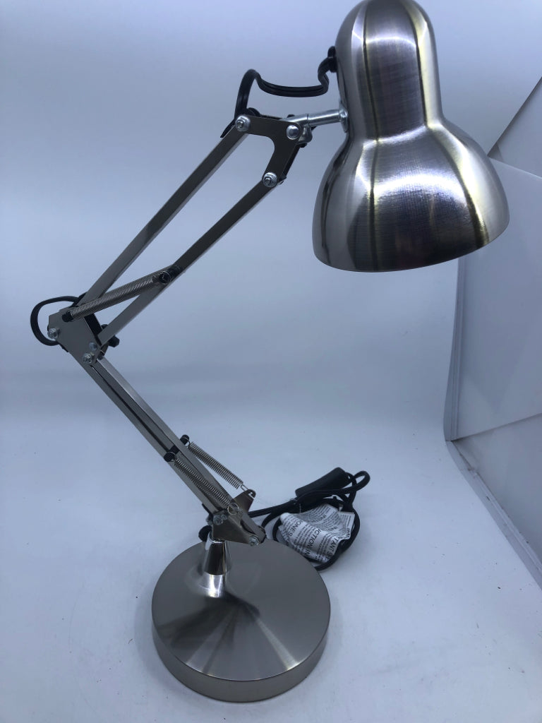 SLIVER METAL ADJUSTABLE DESK LAMP.