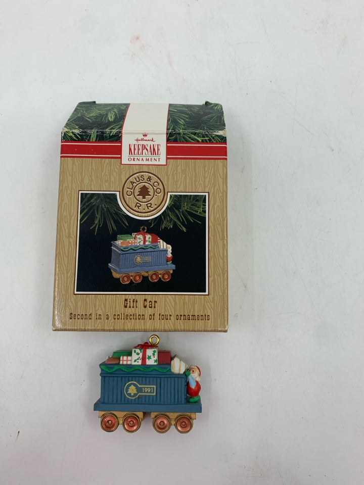 HALLMARK GIFT CAR ORNAMNET IN BOX.