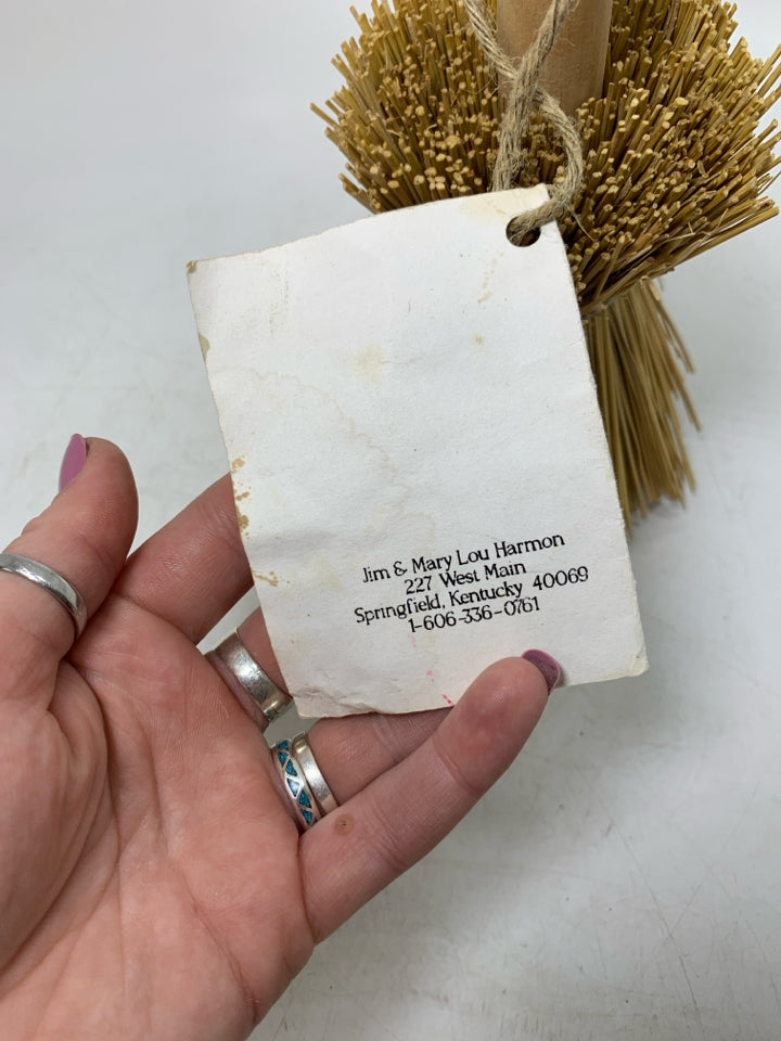 STRAW MINI BROOM.