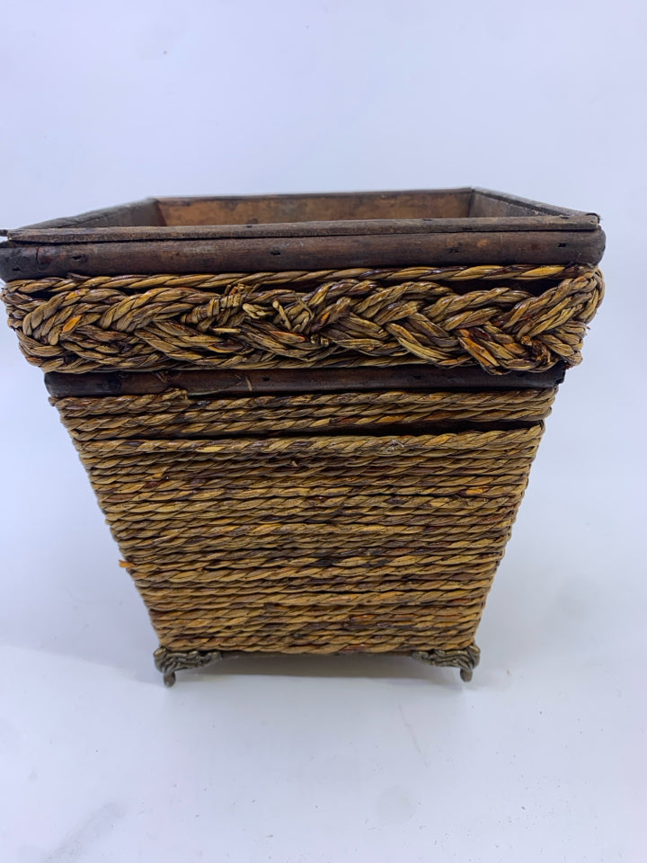 DARK WOVEN WOOD BASE BASKET.