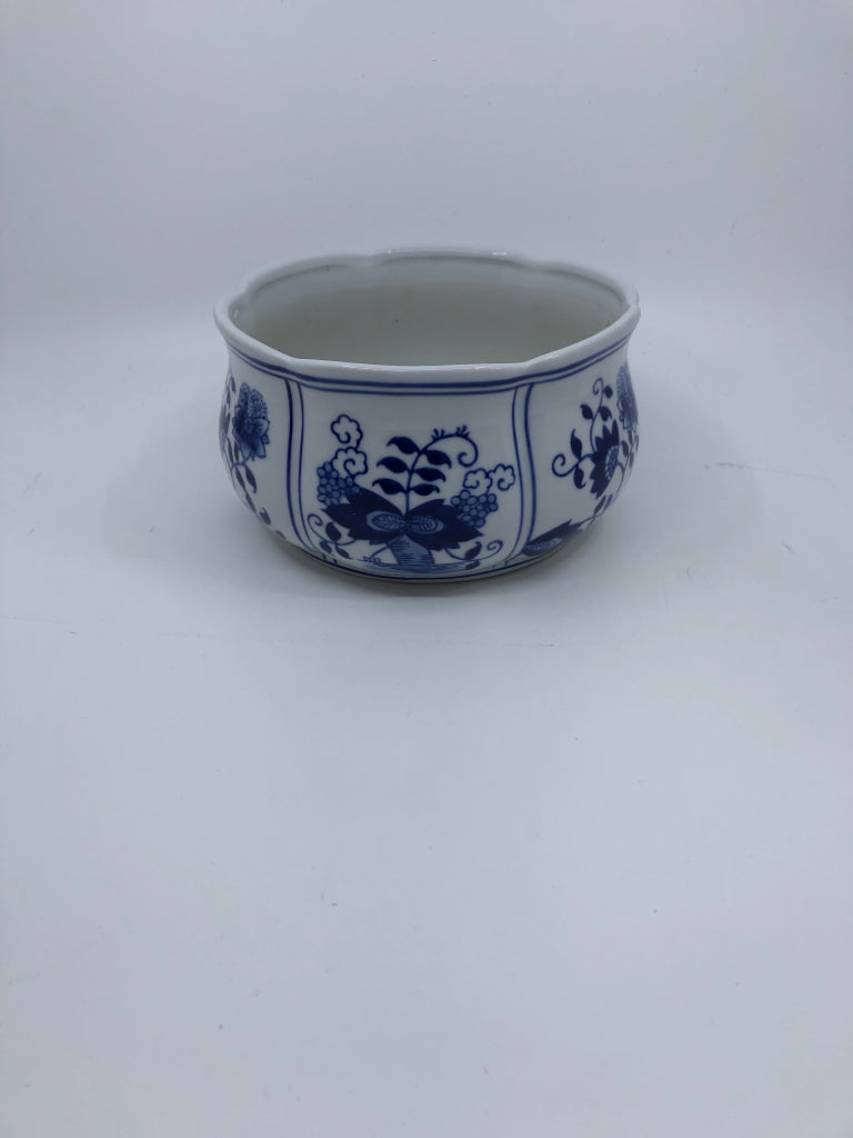 SMALL BLUE AND WHITE ONION PATTERN PLANTER.