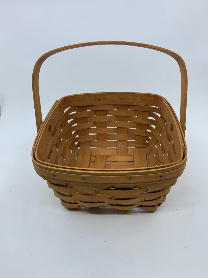 1991 SQUARE BASKET W WOOD HANDLE.